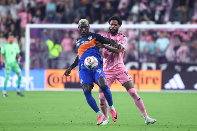 MIAMI, FL - OCTOBER 28: FC Cincinnati forward KÃ vin Denkey (9) and Inter Miami CF defender Micael Dos Santos (16) battle for a ball in the first half during the MLS, Fussball Herren, USA match between FC Cincinnati and Inter Miami CF on Wednesday, October 28, 2026 at Nu Stadium in Miami, FL (Photo by Peter Joneleit Icon Sportswire) SOCCER: OCT 28 MLS Inter Miami CF vs FC Cincinnati EDITORIAL USE ONLY Icon2601028017