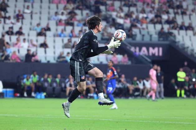 MIAMI, FL - OCTOBER 28: FC Cincinnati goalkeeper Roman Celentano (18) collects the ball in the first half during the MLS, Fussball Herren, USA match between FC Cincinnati and Inter Miami CF on Wednesday, October 28, 2026 at Nu Stadium in Miami, FL (Photo by Peter Joneleit Icon Sportswire) SOCCER: OCT 28 MLS Inter Miami CF vs FC Cincinnati EDITORIAL USE ONLY Icon2601028018