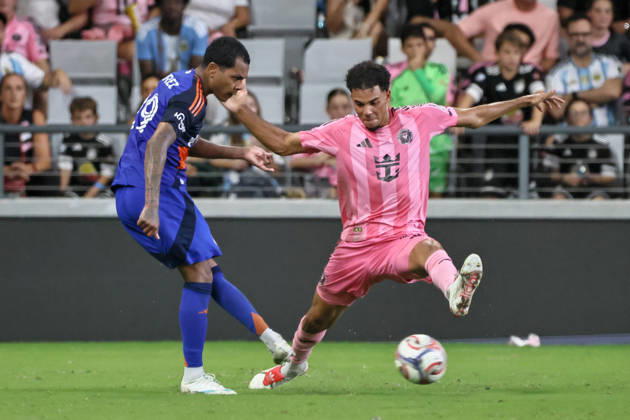 October 28, 2026, Miami, Florida, USA: FC Cincinnati forward Bryan RamoÂ­rez (29) and Inter Miami CF defender Ian Fray (17) battle for a ball during a 2026 MLS, Fussball Herren, USA soccer match between Inter Miami CF and FC Cincinnati. Miami USA - ZUMAa257 20261028_zsp_a257_020 Copyright: xChrisxArjoonx