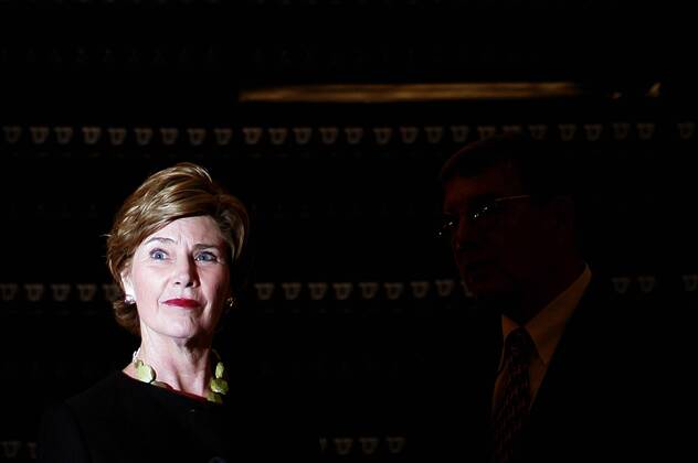 First Lady Laura Bush (USA) während ihres Besuchs in der Yad Vashem Gedenkstätte in Jerusalem -  (wax2005052254)