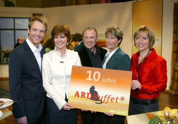 V.l.n.r.: Fernsehmoderatoren Ernst-Marcus Thomas, Bernadette Schoog, Florist Thomas Bucher, Fernsehmoderatorinnen Jacqueline Stuhler und Evelin König anlässlich des 10-jährigen Jubiläums der Sendung - ARD-Buffet - in Baden-Baden