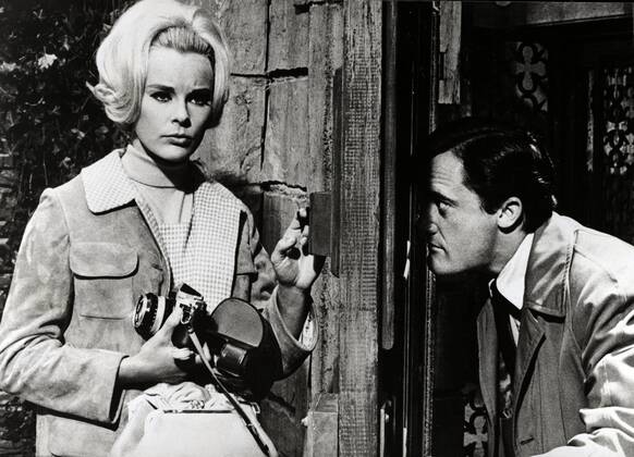 KPA42233.jpg ELKE SOMMER mit Fotokamera, ROBERT VAUGHN guckt durch Schlüsselloch THE VENETIAN AFFAIR 1967 UnitedArchives42233