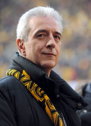 Fussball, Herren, Saison 2011 2012, 2. Bundesliga, 15. Spieltag, SG Dynamo Dresden - FC Erzgebirge Aue 1:2, Sachsens Ministerpräsident Stanislaw Tillich mit Schal von Dynamo Dresden, 20.11. 2011,
