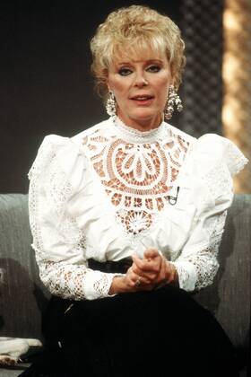 Elke Sommer 12 87 ru Frau Fernsehen Film Schauspiel blond kurzhaarig Gesellschaft seriös hoch halb sitzend Bluse weiß festlich sprechend Hände