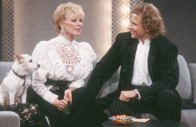 Elke Sommer mit Thomas Gottschalk u. Hund Punk 12 87 ru Fernsehen TV Film Schauspiel Kino blond Studio Fernsehstudio Dekoration Kulisse sitzend Sofa Gespräch lächelnd aufstützend halb quer