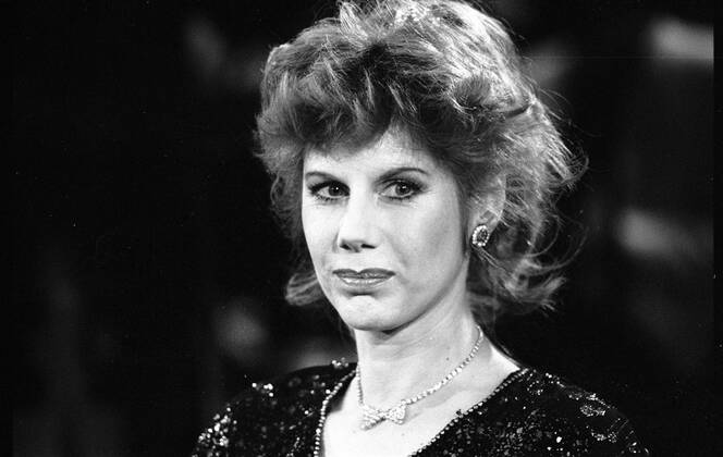 Penny McLean (Sängerin, Autorin) 01 88 dar Penny McLean im Januar 1988 in der NDR-Talkshow (NDR) Frau Sängerin Gesang Musikerin Musik Silver Convention Schriftstellerin dunkelhaarig langhaarig hochgesteckt Hochsteckfrisur Schmuck Kette Halskette lockig Österreich Österreicherin Gertrude Wirschinger Querformat quer Portrait sw s w schwarzweiß