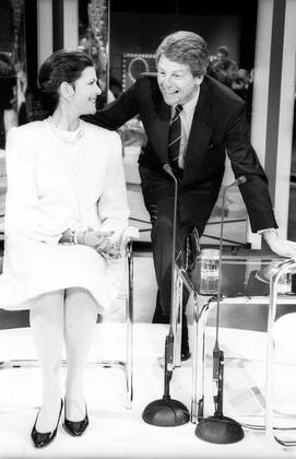 Königin Silvia von Schweden mit Klaus Bresser 11 88 Senf Königin Silvia von Schweden und Klaus Bresser am 12. November 1988 in das aktuelle sport-studio , ZDF Mann Frau Monarch Monarchin Adel Deutschlandbesuch Besuch Deutschland deutsch Deutsche TV Fernsehen Sportsendung Fußball Deutscher Mann Chefredakteur ZDF Journalist Fernsehjournalist Journalismus swedish queen german hoch ganz sitzend neutral lächelnd stehend sprechend sw