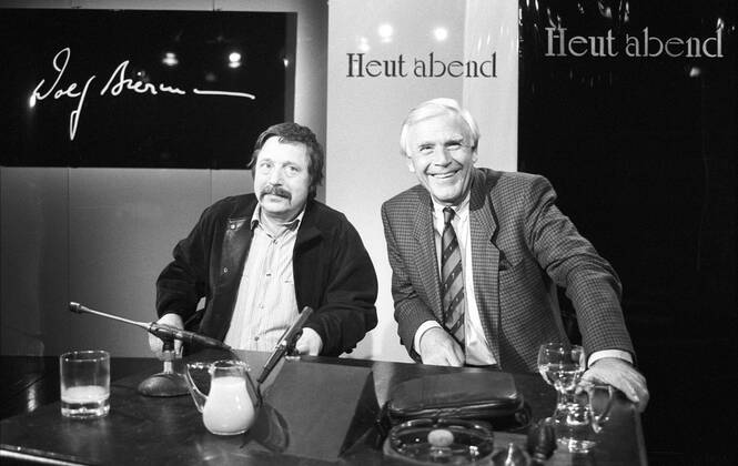 Joachim Fuchsberger (re.) mit Wolf Biermann 03 90 hör Joachim Fuchsberger mit Wolf Biermann im März 1990 in Heut abend (ARD BR) Deutschland deutsch Mann Schauspieler Schauspiel Moderator Moderation Talkmaster Showmaster Autor TV Film Kino Fernsehen seriös Anzug Krawatte grauhaarig weißhaarig kurzhaarig Fernsehstudio Kulisse Studio Liedermacher DDR Sänger Songwriter Autor leger Schnäuzer Schnauzbart Bart Schnurrbart Oberlippenbart Querformat quer halb sitzend Lächeln lächelnd Tisch Wasserglas Wasser Glas Mikro Blacky sw s w schwarzweiß