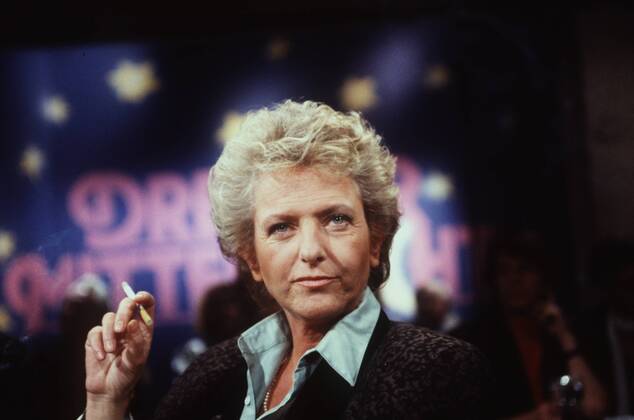 Gisela Marx 01 90 hör Frau Fernsehen TV Journalismus Moderation Talkshow blond kurzhaarig seriös quer Portrait Studio Kulisse gestikulierend