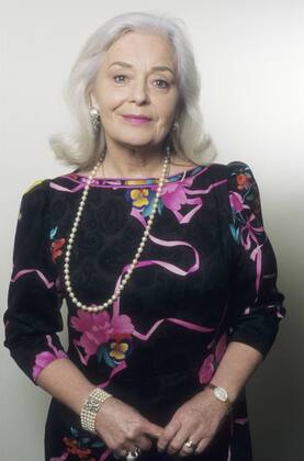 Dame Gwyneth Jones 03 96 kück Gesang Oper Frau grauhaarig seriös Kleid Schmuck Kette Ohrring hoch halb stehend neutral