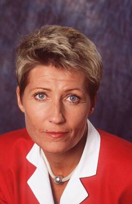 Jacqueline Stuhler (TV-Moderatorin) 11 97 her Frau Fernsehen TV Moderation blond kurzhaarig seriös Blazer rot hoch Portrait neutral