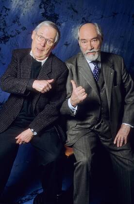 Martin Benrath (re.) mit Klaus Herm 01 98 her Mann Fernsehen TV Schauspiel Theater Halbglatze grauhaarig sitzend halb hoch Gespräch