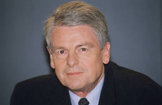 Klaus Bresser (ZDF-Chefredakteur) 01 99 am Mann TV Fernsehen Journalismus Politik Moderation Redaktion grauhaarig seriös Krawatte Jackett Hemd sitzend neutral Portrait quer