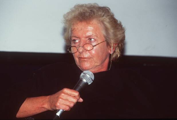 Gisela Marx (Filmpool Film- und Fernseh- produktionsgesellschaft) 06 00 pp Frau Journalistin Journalismus Produzentin Produktion TV Fernsehen Gesellschaft Unternehmen Filmproduktionsgesellschaft Filmproduktion Filmproduktionen Film Filme Fernsehproduktion Fernsehproduktionen Fernsehfilme Fernsehproduktionsgesellschaft blond kurzhaarig Brille Brillenkette leger Shirt Pullover Jacke schwarz sitzend Saal Halle dunkel Portrait quer lächelnd zuhörend Mikrophon haltend Fototermin Medienforum NRW am 05.06.2000 in Köln