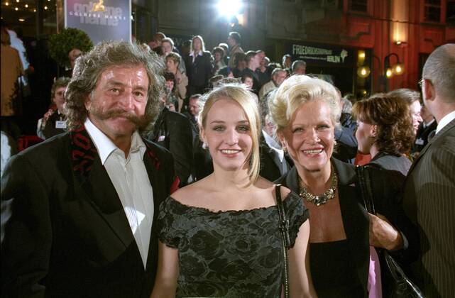 Dorit Gäbler mit Ehemann Karl-Heinz Bellmann und Tochter Peggy 09 04 urb Frau TV Fernsehen Theater Schauspiel Schauspielerin Kleinkunst seriös festlich stehend halb quer lächelnd Die Goldene Henne 2004 am 22.09.2004 in Berlin