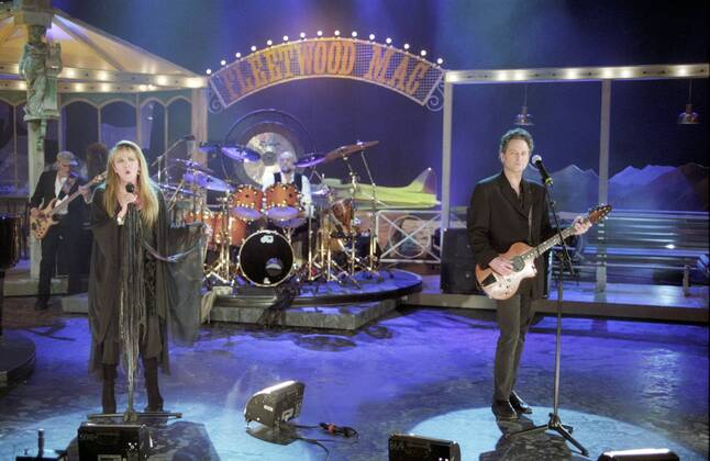 Fleetwood Mac (Popgruppe) 01 98 her Fleetwood Mac am 24. Januar 1998 in Wetten, dass..? (ZDF) in Bremen v.re.: Lindsey Buckingham (Gitarre), Mick Fleetwood (Schlagzeug), Stevie Nicks (Gesang) und John McVie (Bass) TV Fernsehen Show Deutschland live Musik Pop Rock Musiker Gruppe Band England Großbritannien USA amerikanisch Männer Mann Frau Sängerin Gitarrist Schlagzeuger Bassist us american british quer ganz total