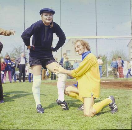 DIE ELKE SOMMER SHOW Schauspielerin ELKE SOMMER in schwarzer Fußballerkleidung als Torwart bekommt in der Halbzeit vom britischen Komiker MARTY FELDMAN eine Beinmassage. Ulkte Marty : In der nächsten Halbzeit wird gewechselt. Dann betatschst du einmal meine schnellen Raucherbeine Wenn so ein kesses Fräuleinwunder wie Elke im Tor steht, dann gibt es harte Stürme. Doch das Pfarrerstöchterchen aus Erlangen schlug sich wacker zusammen mit Nationalspieler GÜNTER NETZER, dem schielenden Komiker MARTY FELDMAN und WDR-Sportmoderator ERNST HUBERTY gegen die Kicker des Ortsvereins im rheinischen Geyen. Sensationelles Ergebnis: 13: 13