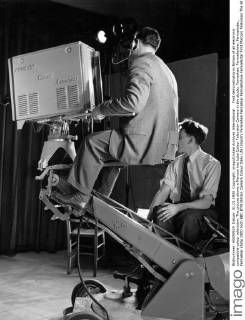 First demonstrationin Britain of all electronic compatible colour television. The picture shows a Marconi two tube Colour Television Camera in the studio, Fernsehen, Fernsehshow, Fernsehstar, Fernseher UnitedArchives00925508 