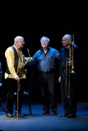 Wolf Biermann - Festkonzert Mauerfall DEU, Deutschland, Germany, Berlin, 08.10.2014 Wolf Biermann, Schriftsteller und Liedermacher (mitte), mit Ernst Luten Petrowsky, und Conny Bauer (v.l.n.r.) waehrend seines Auftritts mit dem Zentralquartett im Berliner Ensemble anlaesslich vom Festkonzert zum Gedenken an den Mauerfall vor 25 Jahren in Berlin. Am 09. November 2014 findet zugleich der 25. Jahrestag zum Fall der Mauer statt. Wolf Biermann, song writer (centre), Ernst Luten Petrowsky, and Conny Bauer (f.l.t.r.) during a festival concert with Zentralquartett the in memory of the Fall of the Berlin Wall 25 years ago at the Berliner Ensemble in Berlin. On 09 November 2014 will be the celebrations of 25 years Fall of the Berlin Wall