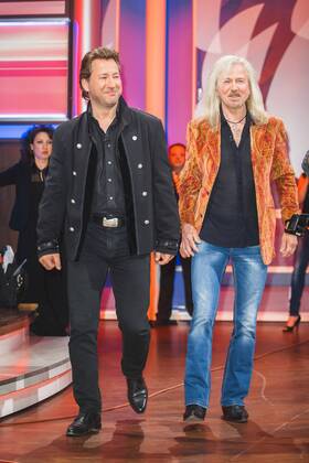 MDR - Riverboat. Gitarrist Bernd Römer rechts und Sänger Claudius Dreilich ( Karat ) anläßlich der MDR - Talkshow Riverboat am 15.05.2015 im Studio 3 der Mediacity Leipzig.