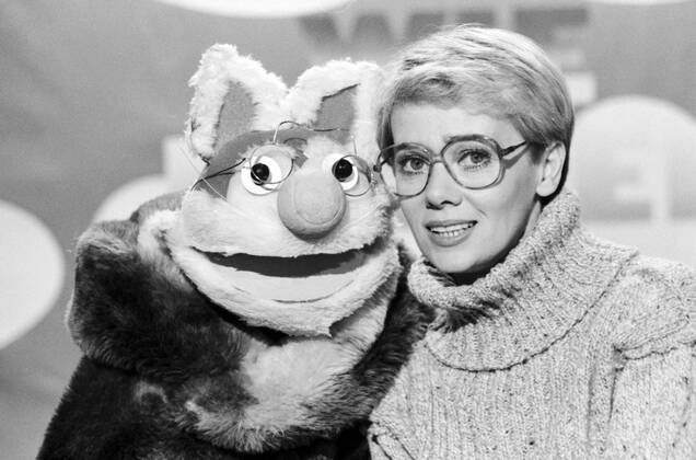 Emm wie Meikel, Kinderserie 1975 - 1978, Meikel Katzengreis mit Moderatorin Hanni Vanhaiden. Copyright: Roba UnitedArchives00024