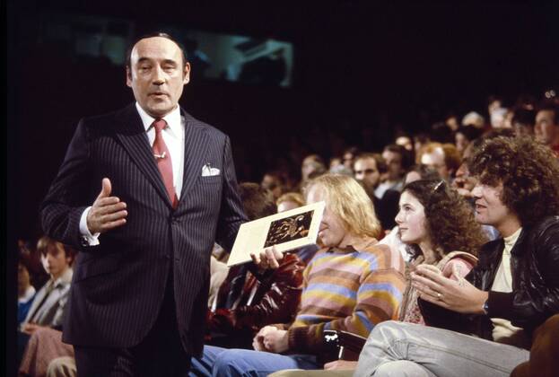 Desmond Morris as host of TV talk show, Friday Night and Saturday Morning , BBC. 1981. WHA  !ACHTUNG AUFNAHMEDATUM GESCHÄTZT! Copyright: WHA UnitedArchivesWHA_444_DMC
