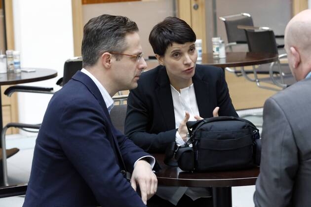 Pressekonferenz der AfD-Vorsitzenden Frauke Petry mit ihrem Freund, Parteikollege Marcus Pretzell, am Freitag (16.12.2016) in Berlin . Petry wird von zwei Sicherheitsbeamten des sächsischen LKA s begleitet .