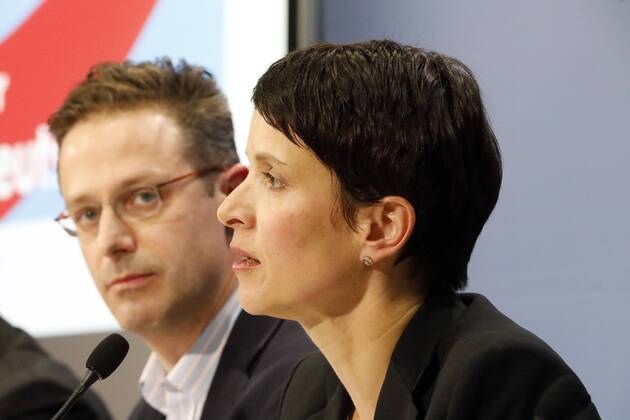 Pressekonferenz der AfD-Vorsitzenden Frauke Petry mit ihrem Freund, Parteikollege Marcus Pretzell, am Freitag (16.12.2016) in Berlin . Petry wird von zwei Sicherheitsbeamten des sächsischen LKA s begleitet .
