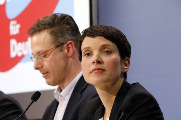 Pressekonferenz der AfD-Vorsitzenden Frauke Petry mit ihrem Freund, Parteikollege Marcus Pretzell, am Freitag (16.12.2016) in Berlin . Petry wird von zwei Sicherheitsbeamten des sächsischen LKA s begleitet .