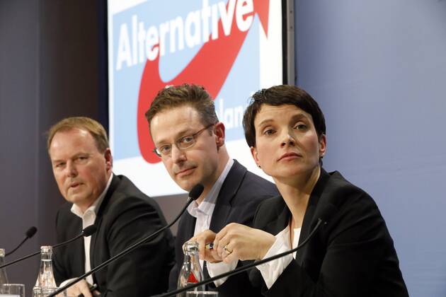 Pressekonferenz der AfD-Vorsitzenden Frauke Petry mit ihrem Freund, Parteikollege Marcus Pretzell, am Freitag (16.12.2016) in Berlin . Petry wird von zwei Sicherheitsbeamten des sächsischen LKA s begleitet .