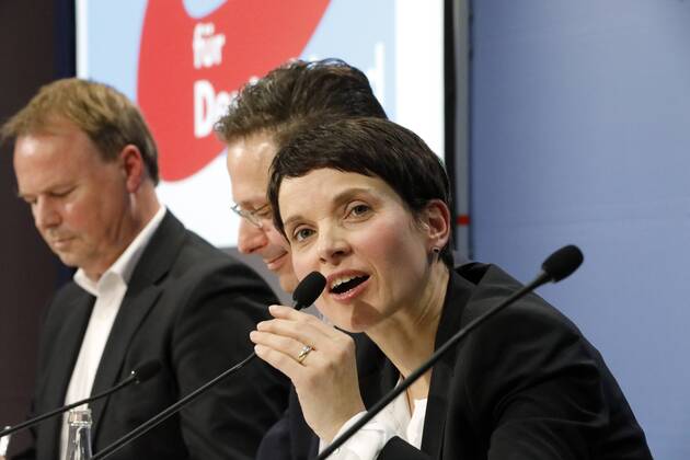 Pressekonferenz der AfD-Vorsitzenden Frauke Petry mit ihrem Freund, Parteikollege Marcus Pretzell, am Freitag (16.12.2016) in Berlin . Petry wird von zwei Sicherheitsbeamten des sächsischen LKA s begleitet .