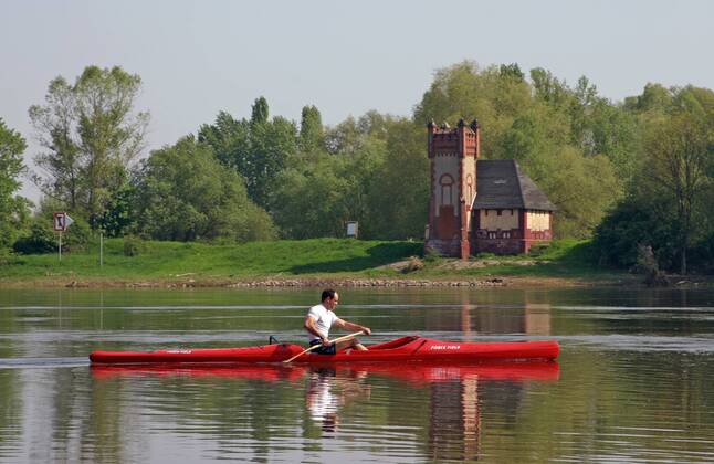 09.05.2006, Magdeburg, Sachsen-Anhalt, Deutschland - Kanufahrer auf der Elbe. (QF, europäisch, Aktivität, Freizeitaktivität, Gewässer, Freizeitbeschäftigung) 00S060509D707.JPG MODEL RELEASE: NO, PROPERTY RELEASE: NO MR:N