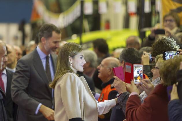 Spain s King Felipe VI (L) and Queen Letizia (C) greet the crowd during the opening of the 29th edition of Agroexpo Fair in Don Benito, Extremadura, eastern Spain, 25 January 2017. SPANISH ROYAL COUPLE OPENS THE 29TH EDITION OF AGROEXPO FAIR !ACHTUNG: NUR REDAKTIONELLE NUTZUNG!  GRA230 20170125-636209551219443346
