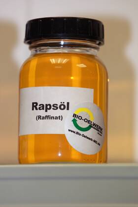 20.05.2010, Magdeburg, Sachsen-Anhalt, Deutschland - Glas mit Rapsoel (Raffinat). 00S100520D817.JPG MODEL RELEASE: NOT APPLICABLE, PROPERTY RELEASE: NO MR:Y