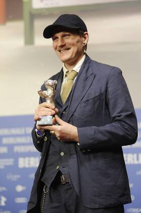 Schauspieler Georg Friedrich mit dem Silbernen Bären als bester Darsteller in dem Film HELLE NÄCHTE während der Pressekonferenz der Preisträger der 67. Berlinale snapshot-photography K.M.Krause