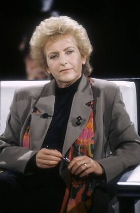 Gisela Marx 03 93 mat Frau Fernsehen TV Journalismus Moderation Talkshow blond kurzhaarig seriös hoch halb sitzend Studio neutral