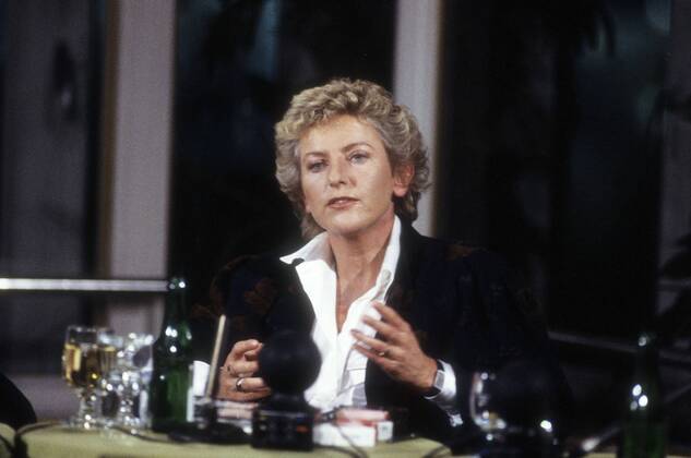 Gisela Marx (TV-Journalistin) 11 85 ru Gisela Marx im November 1985 Deutschland deutsch deutsche Frau Journalismus Produzentin Fernsehen Moderation Autorin Regisseurin german female tv journalist producer director quer halb sitzend sprechend gestikulierend