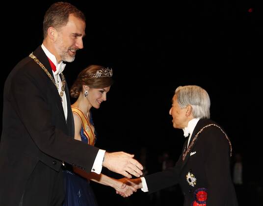 Spain s King Felipe VI (L) and Queen Letizia (C) are welcomed by Emperor Akihito (R) and Empress Michiko (unseen) upon their arrival for a gala dinner at the Imperial Palace in Tokyo, Japan, 05 April 2017. The Spanish Royal couple is on a state visit to Japan. Spanish royal couple visits Japan !ACHTUNG: NUR REDAKTIONELLE NUTZUNG!  Copyright: xJavierxLizonx GRA173 20170405-636270015730880671