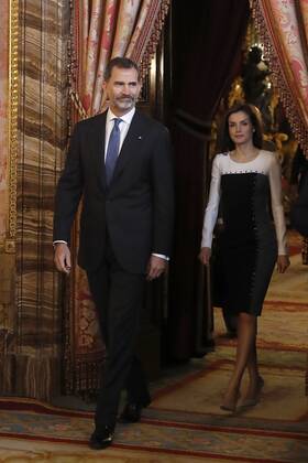 Spain s King Felipe VI (L) and Queen Letizia arrive for a luncheon they gave to representatives of the World of Literature on the occasion of the presentation of 2016 Miguel de Cervantes Award at the Royal Palace in Madrid, Spain, 19 April 2017. Spanish writer Eduardo Mendoza will receive the 2016 Miguel de Cervantes Award in a ceremony that will be held at the Alcala de Henares University s auditoriom on 20 April. Spanish royal couple offer a luncheon on the occassion of the 2016 Miguel de Cervantes Award !ACHTUNG: NUR REDAKTIONELLE NUTZUNG! Copyright: xJuanxCarlosxHidalgox GRA164 20170419-636282093991514277