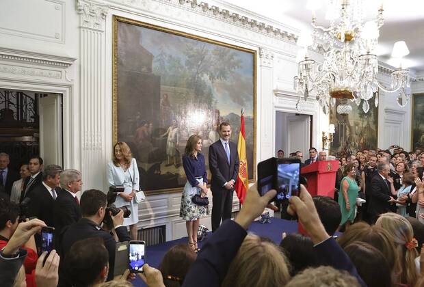 Spain s King Felipe VI (C-R) and Queen Letizia (C-L) during a meeting with the Spanish coummunity who live in London held at Spanish embassy in London, UK, 13 July 2017. Spanish Royal Couple is on a three day official visit in the country. SPAIN S KING FELIPE VI DURING A BUSINESSMEN MEETING BETWEEN UK AND SPAIN !ACHTUNG: NUR REDAKTIONELLE NUTZUNG! Copyright: xAngelesxRodenasx 20170713-636355669526796815