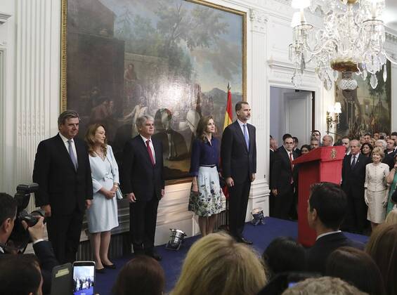 Spain s King Felipe VI (C-R) and Queen Letizia (C-L) during a meeting with the Spanish coummunity who live in London held at Spanish embassy in London, UK, 13 July 2017. Spanish Royal Couple is on a three day official visit in the country. SPAIN S KING FELIPE VI DURING A BUSINESSMEN MEETING BETWEEN UK AND SPAIN !ACHTUNG: NUR REDAKTIONELLE NUTZUNG! Copyright: xAngelesxRodenasx 20170713-636355669533036895