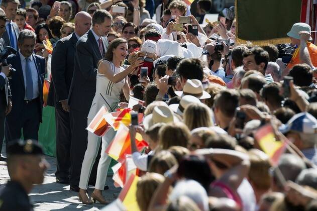 Spain s King Felipe VI (3L) and Queen Letizia (C-L) greet bystanders during their visit to the Monastery of Santo Toribio de Liebana on the occassion of the Lebaniego Jubilee Year 2017 in Potes, in the autonomous region of Cantabria, northern Spain, 19 July 2017. Spanish Royals visit the Monastery of Santo Toribio de Liebana !ACHTUNG: NUR REDAKTIONELLE NUTZUNG!  Copyright: xPedroxPuentexHoyosx GRA098 20170719-636360696405706878