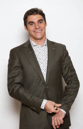 Actor RJ Mitte of Breaking Bad fame, prepares to conduct a children s choir during the taping of Shriners Hospitals network holiday commercials in St. Louis on August 9, 2017.  SLP2017080904 BILLxGREENBLATT