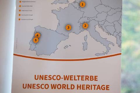 Map with the Locations the Railway bridges on a Billboard for the common UNESO World heritage Request Bridge the gap 2017 for the Railway bridges in Germany Portugal Italy and France Press conference World heritage Request Müngstener Bridge in Solingen politics 27 10 17 Solingen NRW Germany House Müngsten xcdnx