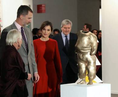 Spain s King Felipe VI (2L) and Queen Letizia (C), chat with Portuguese gallery owner Cristina Guerra (L), as they observe the sculpture He-Pop , by Austrian artist Erwin Wurm, during the opening of ARCO 2018 at Ifema exhibition site in Madrid, Spain, 22 February 2018. A total of 208 art galleries from 29 countries take part in the 37 edition of ARCO, which runs from 21 to 25 February 2018. Spanish Royals open ARCO 2018 !ACHTUNG: NUR REDAKTIONELLE NUTZUNG!  Copyright: xJ.JxGuillenx GRAF7198 20180222-636549048103593559