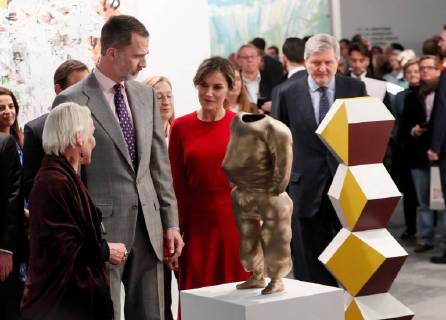 Spain s King Felipe VI (2L) and Queen Letizia (C), chat with Portuguese gallery owner Cristina Guerra (L), as they observe the sculpture He-Pop , by Austrian artist Erwin Wurm, during the opening of ARCO 2018 at Ifema exhibition site in Madrid, Spain, 22 February 2018. A total of 208 art galleries from 29 countries take part in the 37 edition of ARCO, which runs from 21 to 25 February 2018. Spanish Royals open ARCO 2018 !ACHTUNG: NUR REDAKTIONELLE NUTZUNG!  Copyright: xFernandoxAlvaradox GRAF7132 20180222-636549055824310736