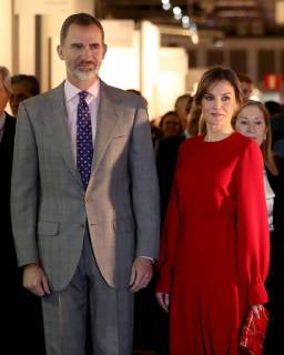 Spain s King Felipe VI (L) and Queen Letizia (C), chat with Portuguese gallery owner Cristina Guerra (R), as they attend the opening of ARCO 2018 at Ifema exhibition site in Madrid, Spain, 22 February 2018. A total of 208 art galleries from 29 countries take part in the 37 edition of ARCO, which runs from 21 to 25 February 2018. Spanish Royals open ARCO 2018 !ACHTUNG: NUR REDAKTIONELLE NUTZUNG!  Copyright: xJ.J.xGuillenx GRAF7165 20180222-636549057503193498