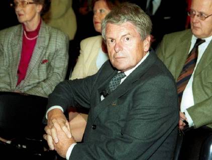 Klaus Bresser at a lecture event of the Sparkasse Saarbruecken on 15 November 2000 in Saarbruecken The former editor-in-chief of the ZDF and spokesman of the Today Journal is today moderated by Pensionaer but still the program Na and