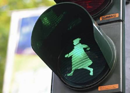 In der Naehe des Lutherdenkmals in Worms gibt es den Reformator auch in Form von Ampelmaennchen (Foto vom 18.05.18). An einer Fussgaengerampel am Lutherring wurden neue Schablonen eingebaut, so dass dort Luther-Silhouetten in Rot und Gruen leuchten. Die Kunstaktion ist ein Projekt der Evangelischen Kirche in Hessen und Nassau (EKHN) und Teil des kirchlichen Programms zum bevorstehenden Rheinland-Pfalz-Tag in Worms vom 1. bis. 3. Juni. Mit der Stadt gibt es Gespraeche darueber, die Luther-Ampelmaennchen noch bis mindestens 2021 zu behalten. Dann jaehrt sich der Wormser Reichstag von 1521 zum 500. Mal. Martin Luther (1483-1546) hatte sich damals, vier Jahre nach Veroeffentlichung seiner Wittenberger Thesen, in Worms geweigert, seine Lehre zu widerrufen. In Rheinland-Pfalz hat es in den vergangenen Jahren bereits andere Aufsehen erregende A Copyright: epd-bild KristinaxSchaefer EDITORIAL USE ONLY
