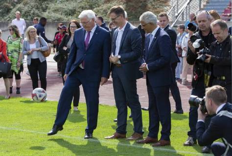 Federal President Frank Walter Steinmeier L shoots the ball next to Dirk Mazurkiewicz M when visiting the Bonn sports club 01 04 M Chairman of the Bonn SC and Mayor Ashok Sridharan Bonn 31 08 2018 Federal President Steinmeier at the Bonn SC